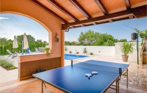 马尔卡纳Amazing Home In Marcana的户外庭院配有乒乓球桌