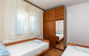 Posteľ alebo postele v izbe v ubytovaní Two-Bedroom Holiday Home In Premantura