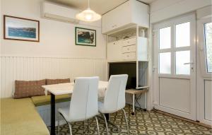 Posezení v ubytování Two-Bedroom Holiday Home In Premantura