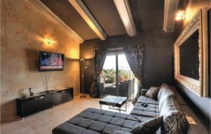 O zonă de relaxare la Gorgeous Home In Kastel Stari With House A Panoramic View