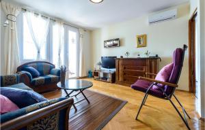 ein Wohnzimmer mit Couch und Tisch in der Unterkunft Gorgeous Apartment In Dubrovnik in Dubrovnik
