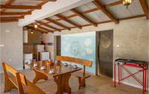 une salle à manger avec une table en bois et une cuisine dans l'établissement Amazing Home In Zminj With Kitchen, à Žminj