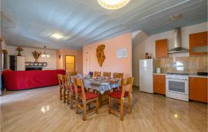 Kuchyňa alebo kuchynka v ubytovaní Three-Bedroom Holiday Home 0 In Zminj