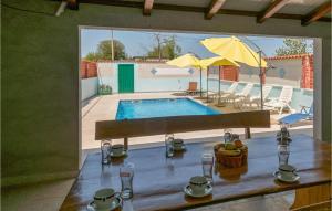 Bazén v ubytovaní Three-Bedroom Holiday Home 0 In Zminj alebo v jeho blízkosti