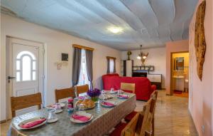 Posedenie v ubytovaní Three-Bedroom Holiday Home 0 In Zminj
