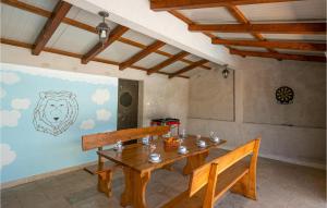 Fotografia z galérie ubytovania Three-Bedroom Holiday Home 0 In Zminj v destinácii Žminj