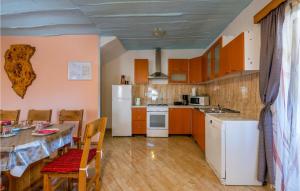 Kuchyňa alebo kuchynka v ubytovaní Three-Bedroom Holiday Home 0 In Zminj