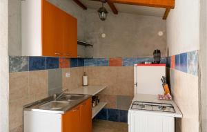 Kuchyňa alebo kuchynka v ubytovaní Three-Bedroom Holiday Home 0 In Zminj