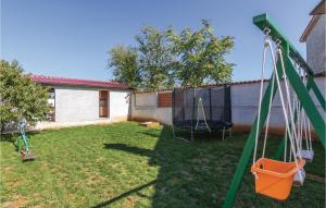 Vonkajšia záhrada v ubytovaní Three-Bedroom Holiday Home 0 In Zminj