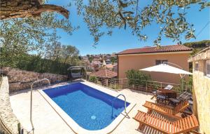 een zwembad in de achtertuin van een huis bij Nice Home In Okrug Gornji With 4 Bedrooms, Wifi And Outdoor Swimming Pool in Trogir