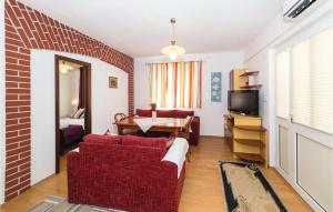 Afbeelding uit fotogalerij van Nice Home In Okrug Gornji With 4 Bedrooms, Wifi And Outdoor Swimming Pool in Trogir