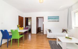 Afbeelding uit fotogalerij van Nice Home In Okrug Gornji With 4 Bedrooms, Wifi And Outdoor Swimming Pool in Trogir
