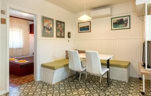 Posedenie v ubytovaní Two-Bedroom Holiday Home In Premantura