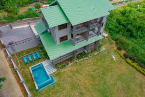 una vista aérea de una casa con techo verde en Hidden Valley Residence en Au Cap