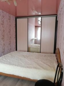アンガルスクにあるApartments on 177 quarter, 9のベッドルーム1室(ベッド1台、大きな窓付)