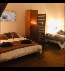 um quarto com 2 camas, uma cómoda e uma secretária em Gîte Baie Bonheur em Genêts