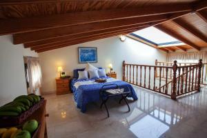 Mirador del Mar Villas في بورتو ريكو: غرفة نوم مع سرير وبطانية زرقاء