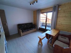 a living room with a couch and a table at Appartement meublé avec vue sur les montagnes et piscine l'été in Saint-Gervais-les-Bains +5 photos