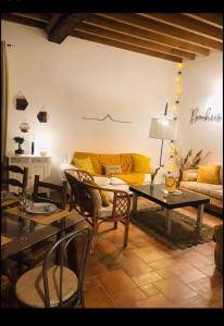 uma sala de estar com um sofá e uma mesa em Gîte Baie Bonheur em Genêts