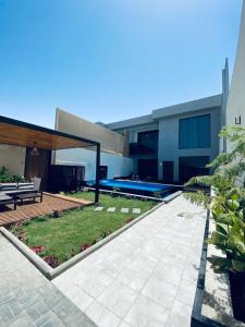 einen Hinterhof eines Hauses mit Pool in der Unterkunft شاليهات رانس الريفية in Dschidda