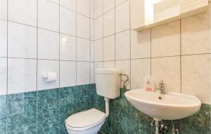 uma casa de banho com um WC e um lavatório em 1 Bedroom Stunning Apartment In Pula em Pula