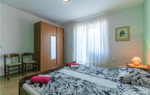 Postel nebo postele na pokoji v ubytování Stunning Apartment In Rovinjsko Selo + 15 fotografií