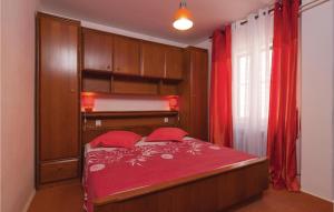 Ένα ή περισσότερα κρεβάτια σε δωμάτιο στο Beautiful Apartment In Povlja With 2 Bedrooms And Wifi