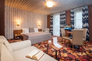 Cette chambre comprend un lit et un bureau. dans l'établissement Hotel Lajta Park, à Mosonmagyaróvár