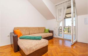 Posezení v ubytování Two-Bedroom Apartment Vodice With Sea View 06