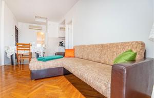 Posedenie v ubytovaní Two-Bedroom Apartment Vodice With Sea View 06
