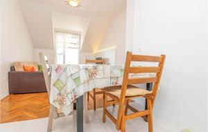 Posedenie v ubytovaní Two-Bedroom Apartment Vodice With Sea View 06