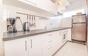 Kuchyňa alebo kuchynka v ubytovaní Two-Bedroom Apartment Vodice With Sea View 06