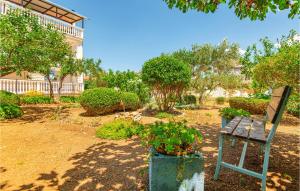 Zahrada ubytování Two-Bedroom Apartment Vodice With Sea View 06