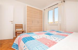 Postel nebo postele na pokoji v ubytování Two-Bedroom Apartment Vodice With Sea View 06