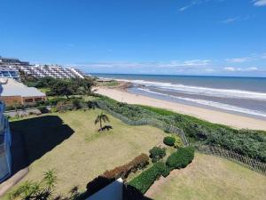 una vista aerea sulla spiaggia e sull'oceano di Luxury 4 bedroom apartment a Margate