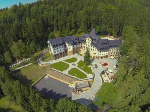 eine Luftansicht eines großen Hauses mit Hof in der Unterkunft Zámek Lužec Spa & Wellness Resort in Karlsbad