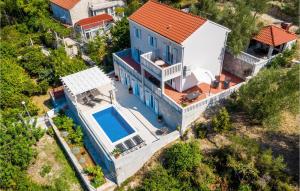 an aerial view of a house with a swimming pool at Stunning Home In Sipanska Luka With 6 Bedrooms, Wifi And Outdoor Swimming Pool in Šipanska Luka