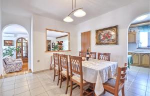 Posezení v ubytování Stunning Home In Labin With Wifi