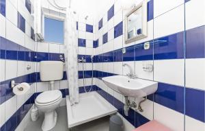 Koupelna v ubytování Two-Bedroom Apartment In Vinisce