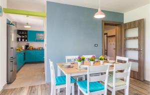 eine Küche und ein Esszimmer mit Tisch und Stühlen in der Unterkunft Cozy Home In Vodnjan With Wifi in Vodnjan