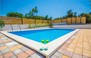 Bassein majutusasutuses 3 Bedroom Awesome Home In Donje Rastane või selle lähedal