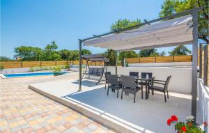 Bassein majutusasutuses 3 Bedroom Awesome Home In Donje Rastane või selle lähedal +27 fotot