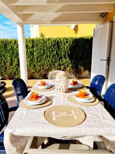 een tafel met borden eten op een terras bij Villa Lorena in Sa Caleta