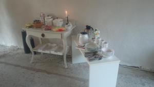 uma mesa branca com um conjunto de chá em cima em Branteviks Viste em Brantevik