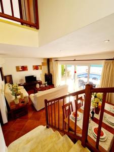 een woonkamer met een bank en een tafel bij Villa Lorena in Sa Caleta +37 foto's