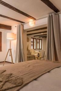 Tempat tidur dalam kamar di L'Escale Bohème - Centre historique de Sélestat