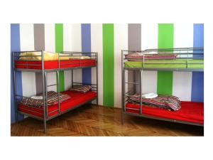 Poschodová posteľ alebo postele v izbe v ubytovaní Westend Hostel