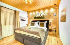 ein Schlafzimmer mit einem Bett mit einem Teddybär drauf in der Unterkunft Wohlfühl-Ferienwohnungen Kirchberger in Bodenmais