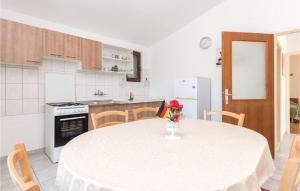 Dapur atau dapur kecil di Two-Bedroom Apartment In Razanac +15 gambar
