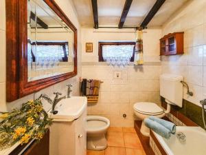 małą łazienkę z toaletą i umywalką w obiekcie Casa Country w mieście Capoliveri